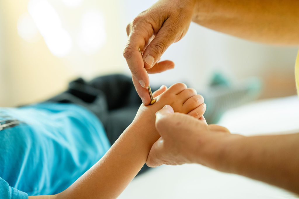 Shonishin, Shonishin ist eine in Japan entwickelte Behandlungsmethode für Neugeborene, Säuglinge und Kinder. Praxis für Traditionelle Chinesische Medizin TCM Melanie Feller
